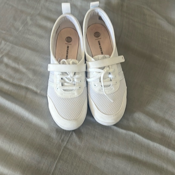 Like new Adidas shoes just worn for less than hour - Picture 1 of 8
